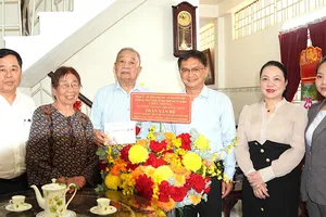 Phó Chủ tịch UBND TPHCM Nguyễn Mạnh Cường thăm vợ chồng Thầy thuốc Nhân dân - PGS.BS Trần Văn Bé. Ảnh: QUANG HUY