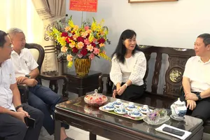 Trưởng Ban Tuyên giáo và Dân vận Thành ủy TPHCM thăm, chúc mừng cán bộ y tế lão thành