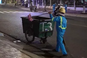 Công nhân vệ sinh thu gom rác thải
