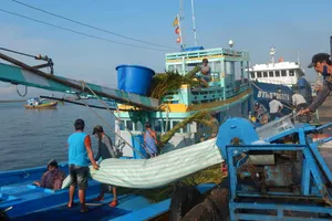 Ngư dân Lâm Đồng chuẩn bị cho chuyến ra khơi đầu năm Bính Ngọ 2026 (ẢNH: NGUYỄN TIẾN)