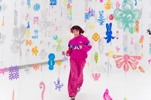 Nghệ sĩ Trần Phấn Vạn trong một triển lãm cá nhân ở Tứ Xuyên, Trung Quốc (Ảnh: CHINA DAILY)