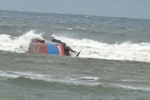 Chìm tàu cá ở cửa biển Nhật Lệ, 1 người tử vong