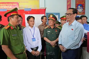 Phó Chủ tịch Quốc hội Trần Quang Phương (bên phải) kiểm tra công tác bầu cử tại điểm bỏ phiếu số 1, xã Đất Mũi. Ảnh: TTXVN 