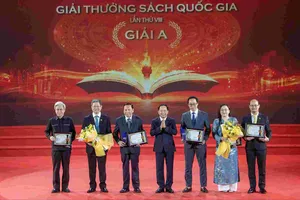 Trưởng Ban Tuyên giáo và Dân vận Trung ương trao 2 giải A Giải thưởng Sách Quốc gia lần thứ VIII. Ảnh VIẾT CHUNG