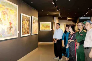 Vợ chồng họa sĩ Phan Oánh - Đặng Thị Dương và khách tham quan tại triển lãm “Hai đường thẳng song song - Một điểm đến”