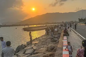 Hoàng hôn buông xuống trên khu vực Cảng Liên Chiểu, nhiều người dân và du khách vẫn nán lại ngắm biển, chụp ảnh, tận hưởng không khí chiều muộn