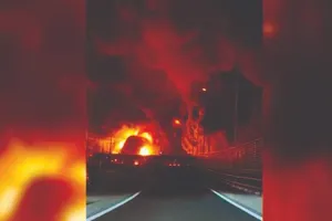 Đám cháy gần một kho chứa xăng dầu ở phía Đông Bắc Tehran (ẢNH: CNN)