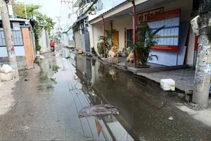 Đoạn đường trước khu vực bỏ phiếu số 33 (phường Hiệp Bình, TPHCM) bị ngập nước