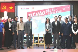 Báo Sài Gòn Giải Phóng trao tặng bản đồ Việt Nam đến tỉnh Lâm Đồng