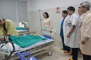 Ngành Y tế Đà Nẵng thăm 2 bệnh nhi đang nhập viện tại bệnh viện Phụ sản Nhi Đà Nẵng. Ảnh: XUÂN QUỲNH