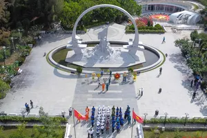 Dòng người dâng hương tại Khu tưởng niệm 64 chiến sĩ Gạc Ma