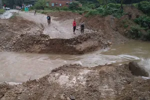 Xã Trà Liên đang huy động lực lượng để khắc phục tạm sự cố trôi cầu