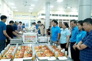 Một bữa cơm do công đoàn công ty tổ chức 