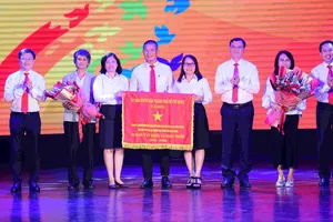 Lãnh đạo UBND TPHCM trao tặng cờ thi đua cho Saigon Co.op