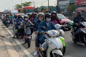 Người dân di chuyển trên quốc lộ 1 