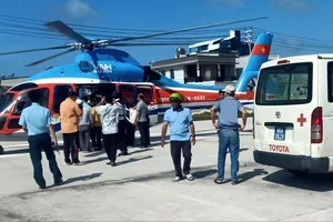 Nhiều trường hợp người dân đặc khu Phú Quý phải thuê trực thăng với giá đắt đỏ để đưa người bệnh vào đất liền cấp cứu