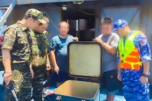 Lực lượng Hải quan phối hợp với Cảnh sát biển bắt giữ một vụ vận chuyển trái phép dầu D.O trên biển. Ảnh: HQ