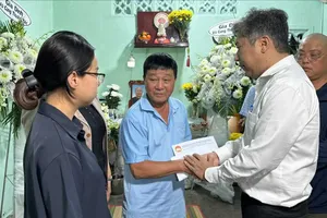 Bí thư Đảng ủy, Chủ tịch HĐND phường Bình Hưng Hòa Nguyễn Việt Quế Sơn thăm hỏi, động viên gia đình nạn nhân