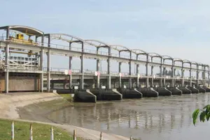 Cống Láng Thé (phường Long Đức) điều tiết hợp lý để trữ ngọt ngăn mặn