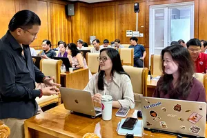 Nhà báo - Thạc sĩ Ngô Trần Thịnh hướng dẫn học viên về kỹ năng sản xuất, phát triển video trên nền tảng số. Ảnh: VĂN MINH