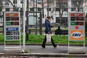 Bảng giá nhiên liệu tại Italy trong tháng 3-2026. Ảnh: XINHUA 