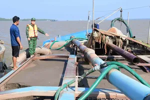 Bắt giữ 3 tàu chở cát không rõ nguồn gốc ở Đồng Tháp