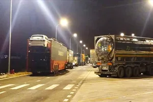 Dừng, đậu xe tùy tiện trên đường cao tốc Vĩnh Hảo - Phan Thiết