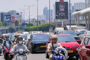 Ùn tắc kéo dài sau va chạm liên hoàn giữa 3 ô tô trên cầu Sài Gòn