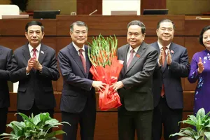 Chủ tịch Quốc hội Trần Thanh Mẫn tặng hoa, chúc mừng Thủ tướng Lê Minh Hưng và các Phó Thủ tướng, Bộ trưởng và thành viên khác của Chính phủ, sáng 8-4. Ảnh: QUANG PHÚC