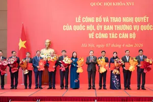 Chủ tịch Quốc hội Trần Thanh Mẫn trao nghị quyết của Quốc hội bầu Ủy viên Ủy ban Thường vụ Quốc hội; Chủ tịch Hội đồng Dân tộc, các Chủ nhiệm ủy ban của Quốc hội, Tổng Thư ký Quốc hội - Chủ nhiệm Văn phòng Quốc hội