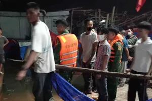 Lực lượng chức năng và người dân đưa thi thể anh T.V.D. vào bờ, bàn giao cho gia đình