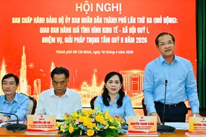 Các đồng chí chủ trì hội nghị. Ảnh: VIỆT DŨNG