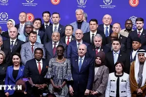 Chủ tịch Quốc hội Trần Thanh Mẫn với trưởng đoàn các nước chụp ảnh chung. Ảnh: TTXVN