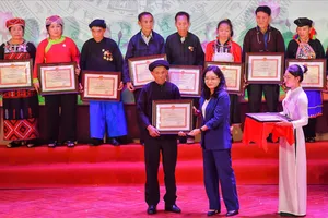 Tuyên dương các già làng, trưởng bản, nghệ nhân, người có uy tín tiêu biểu. Ảnh: KHIẾU MINH