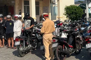 Làm rõ hành vi đùa giỡn khi điều khiển xe máy của nhóm thanh, thiếu niên