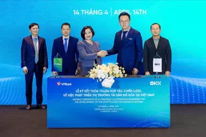 Đại diện VPBank ký thỏa thuận hợp tác cùng OKX