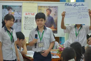 Học sinh Trường THPT Nguyễn Tất Thành trong tiết học "Độc Tiểu Thanh ký"