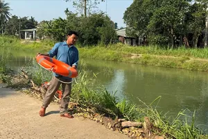 Anh Nguyễn Văn Cảnh luôn chuẩn bị phao cứu sinh để cứu người gặp nạn