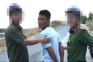 Đối tượng Châu bị bắt khi rời khỏi hiện trường cùng con nhỏ 9 tháng tuổi. Ảnh: CACC