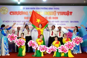 Tiết mục ca múa "Vinh quang Việt Nam". Ảnh: THÚY BÌNH