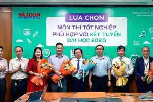Phó Tổng Biên tập Báo SGGP Trương Đức Nghĩa tặng hoa cho các khách mời tại buổi giao lưu trực tuyến. Ảnh: TAM NGUYÊN