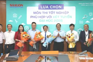 Phó Tổng Biên tập Báo SGGP Trương Đức Nghĩa tặng hoa cho các khách mời tại buổi giao lưu trực tuyến. Ảnh: DŨNG PHƯƠNG
