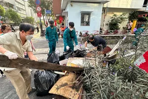 Rác thải được gom lại để vận chuyển đi xử lý. Ảnh: THANH HIỀN