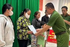 Công an phường Bà Rịa trao giấy khai sinh cho những trường hợp đặc biệt