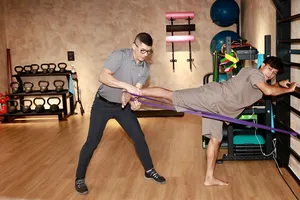 Chuyên gia vật lý trị liệu Ben Dương (Australia) giúp nhà vô địch Muay Thái thế giới Nguyễn Trần Duy Nhất hồi phục sau chấn thương bằng các thiết bị thông minh (ẢNH: DŨNG PHƯƠNG)