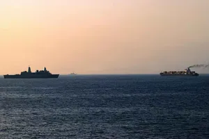 Tàu chiến Mỹ (trái) theo dõi tàu chở hàng Iran tại biển Arab, ngày 20-4 (ẢNH: US NAVY)