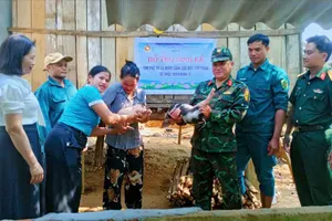 Bộ đội sẻ chia yêu thương với những mảnh đời nghèo khó