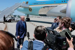 Tổng thống Mỹ Donald Trump trả lời phỏng vấn của truyền thông trước khi rời Sân bay Quốc tế Palm Beach để đến Căn cứ Liên hợp Andrews ở West Palm Beach, Florida, ngày 25-4. Ảnh: IRANINTL.COM