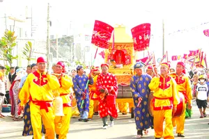 Từ đa sắc đến bản sắc