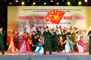 Tiết mục ca múa "Đất nước trọn niềm vui" biểu diễn trong Chương trình nghệ thuật "Thành phố Hồ Chí Minh – Niềm tin ngời sáng" tổ chức tại phường Bình Lợi Trung. Ảnh: THÚY BÌNH